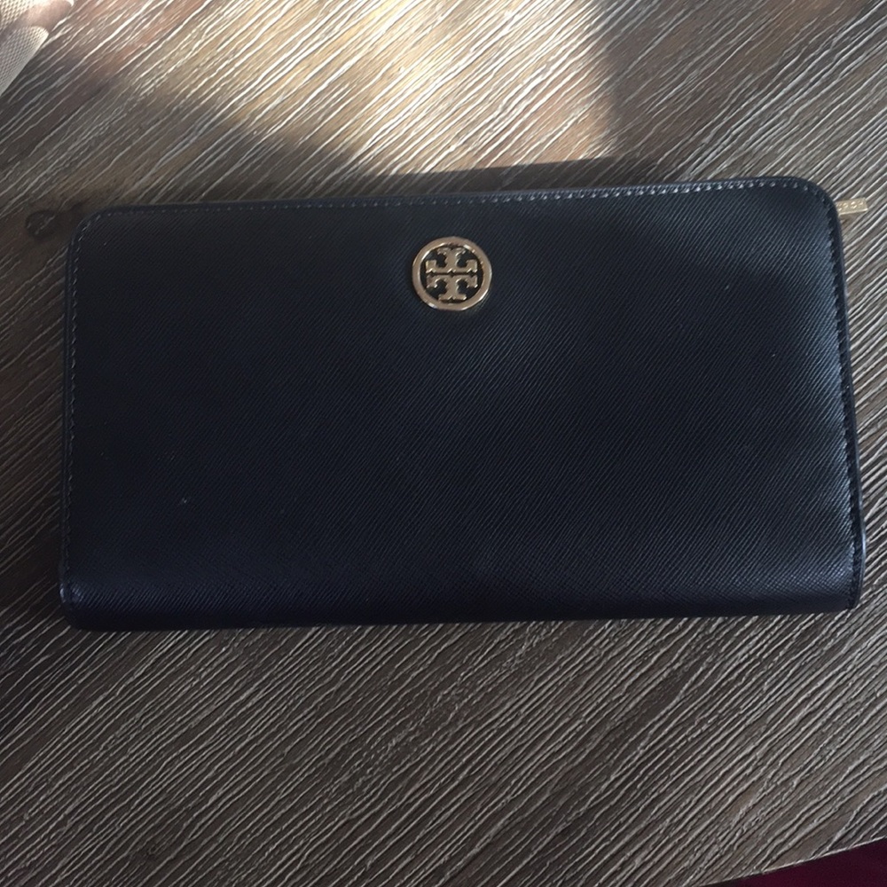 Tory Burch Large zip continental wallet in BLACK